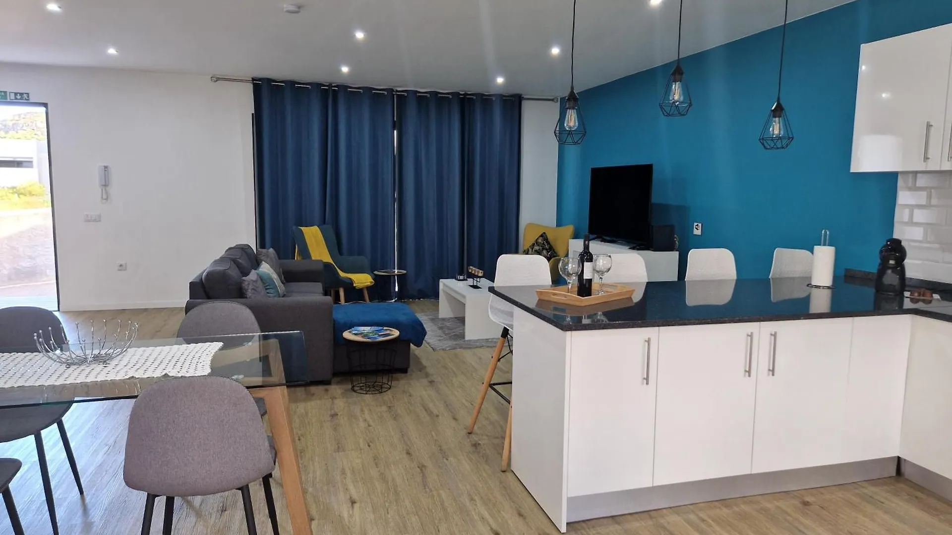 E - Beautiful 2 Bedroom Terraced Home Machico  Holiday home